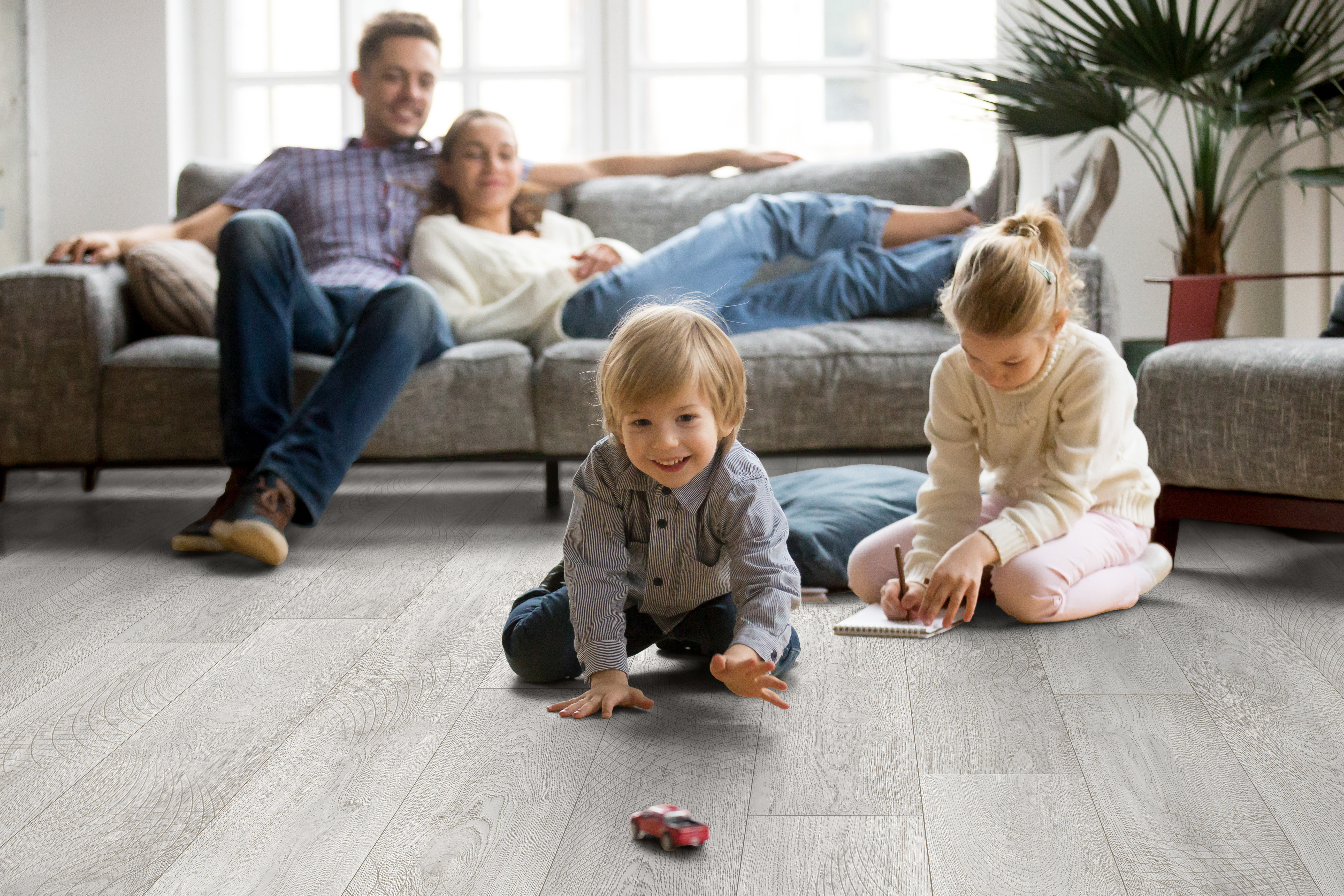 Ребенок наблюдает за родителями. Пол ребенка. Семья с детьми в квартире. Семья на полу. Счастливые дети на полу.